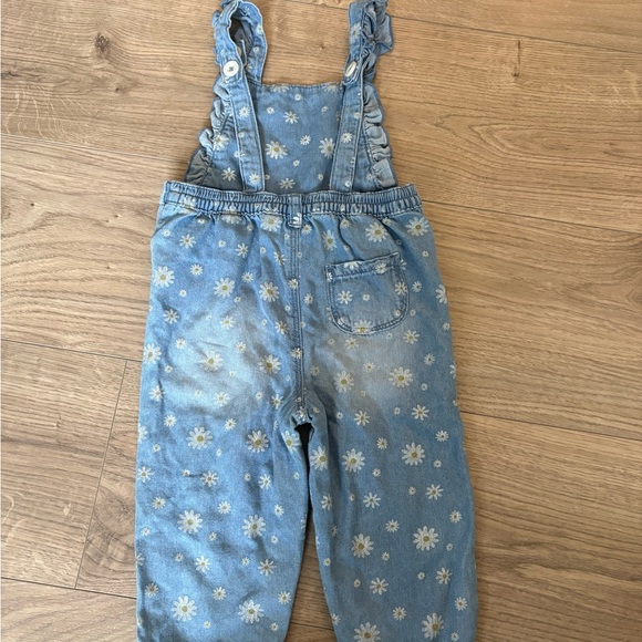 🌼 Baby Girl Denim Overalls | Daisy Print | 18–24 Months - Picture 2 of 3